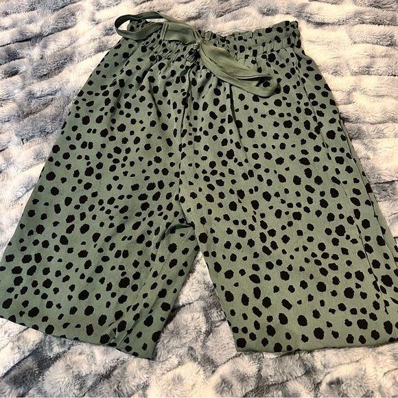 Listicle Green and Black Paper Bag Pants in Dalmatian Print Size Small - Picture 2 of 9